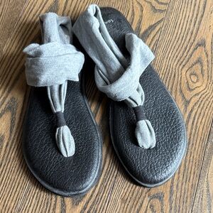 Sanuk Grey Fabric Wrap Toe-Post Sandals on Black Footbed